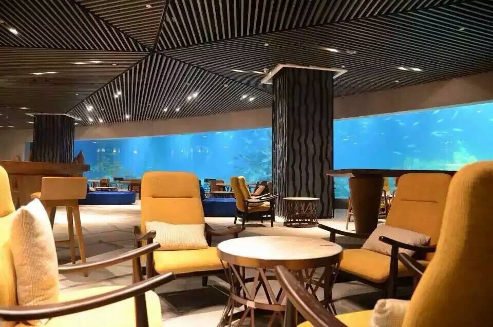 Restaurante com recurso de água acrílica - design